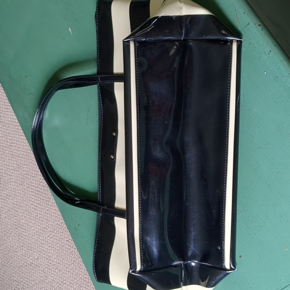 KATE SPADE BLACK & BEIGE PATENT LEATHER BAG - Picture 4 of 16